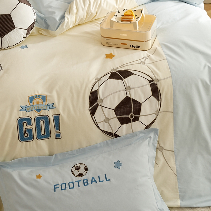 91家纺网 家纺一手货源 找家纺 绒梦里 2026新款A类全棉水洗棉卡通贴布绣套件三四件套 足球梦-浅蓝