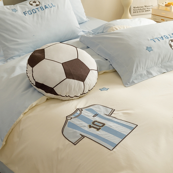 91家纺网 家纺一手货源 找家纺 绒梦里 2026新款A类全棉水洗棉卡通贴布绣套件三四件套 足球梦-浅蓝