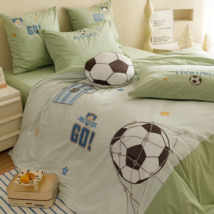 91家纺网 家纺一手货源 找家纺 绒梦里 2026新款A类全棉水洗棉卡通贴布绣套件三四件套 足球梦-青春绿