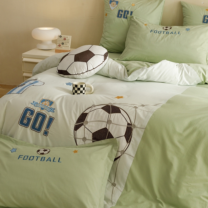 91家纺网 家纺一手货源 找家纺 绒梦里 2026新款A类全棉水洗棉卡通贴布绣套件三四件套 足球梦-青春绿