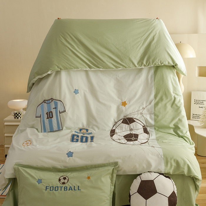 91家纺网 家纺一手货源 找家纺 绒梦里 2026新款A类全棉水洗棉卡通贴布绣套件三四件套 足球梦-青春绿