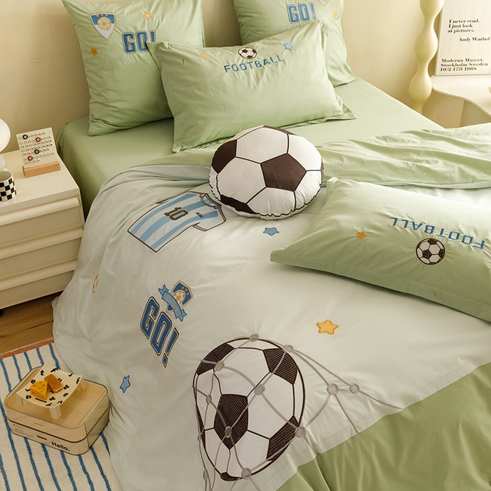 91家纺网 家纺一手货源 找家纺 绒梦里 2026新款A类全棉水洗棉卡通贴布绣套件三四件套 足球梦-青春绿