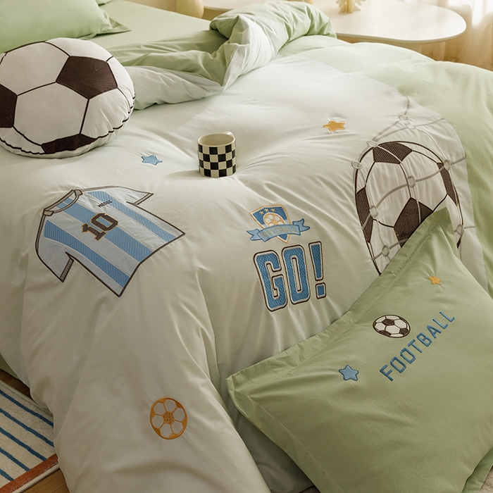 91家纺网 家纺一手货源 找家纺 绒梦里 2026新款A类全棉水洗棉卡通贴布绣套件三四件套 足球梦-青春绿