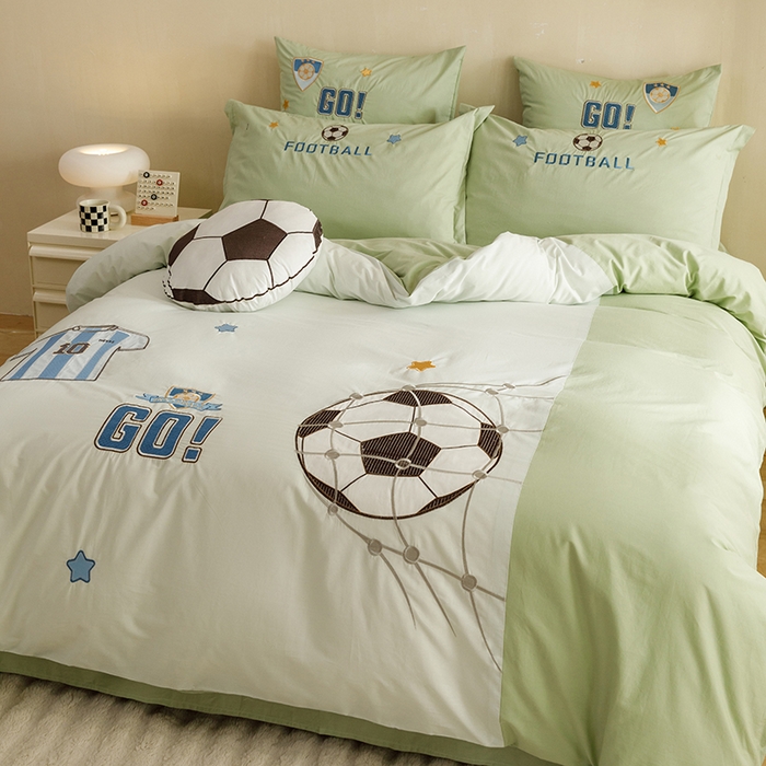 91家纺网 家纺一手货源 找家纺 绒梦里 2026新款A类全棉水洗棉卡通贴布绣套件三四件套 足球梦-青春绿