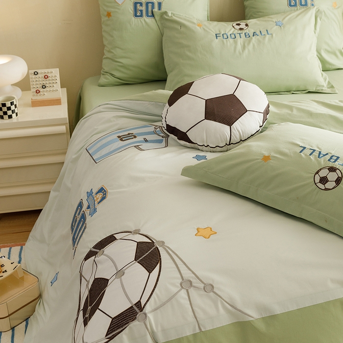 91家纺网 家纺一手货源 找家纺 绒梦里 2026新款A类全棉水洗棉卡通贴布绣套件三四件套 足球梦-青春绿