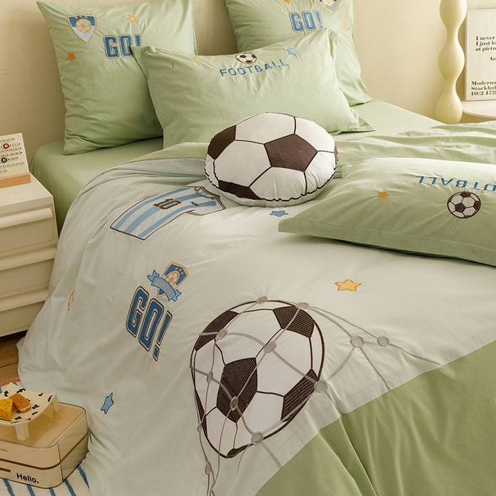 91家纺网 家纺一手货源 找家纺 绒梦里 2026新款A类全棉水洗棉卡通贴布绣套件三四件套 足球梦-青春绿