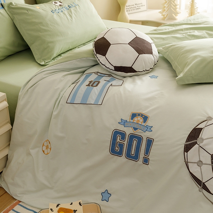 91家纺网 家纺一手货源 找家纺 绒梦里 2026新款A类全棉水洗棉卡通贴布绣套件三四件套 足球梦-青春绿