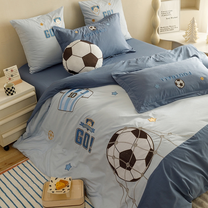 91家纺网 家纺一手货源 找家纺 绒梦里 2026新款A类全棉水洗棉卡通贴布绣套件三四件套 足球梦-英伦蓝