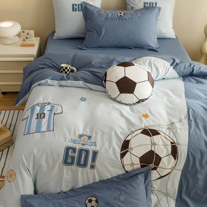 91家纺网 家纺一手货源 找家纺 绒梦里 2026新款A类全棉水洗棉卡通贴布绣套件三四件套 足球梦-英伦蓝