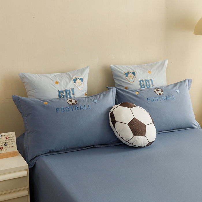 91家纺网 家纺一手货源 找家纺 绒梦里 2026新款A类全棉水洗棉卡通贴布绣套件三四件套 足球梦-英伦蓝