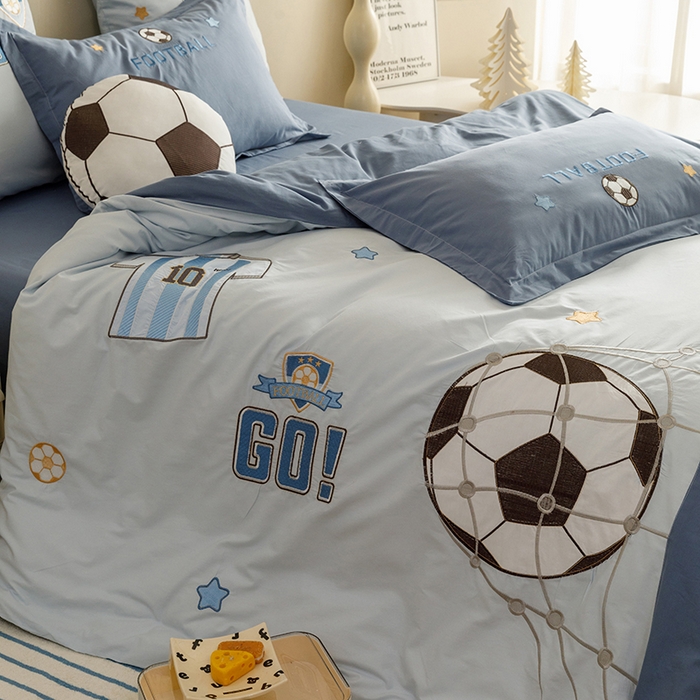 91家纺网 家纺一手货源 找家纺 绒梦里 2026新款A类全棉水洗棉卡通贴布绣套件三四件套 足球梦-英伦蓝