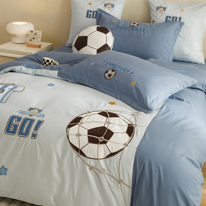 91家纺网 家纺一手货源 找家纺 绒梦里 2026新款A类全棉水洗棉卡通贴布绣套件三四件套 足球梦-英伦蓝