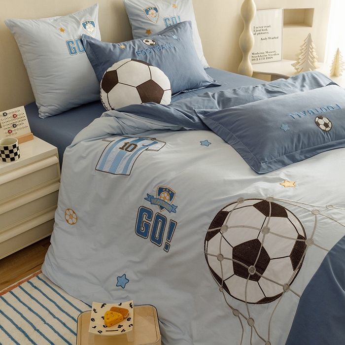 91家纺网 家纺一手货源 找家纺 绒梦里 2026新款A类全棉水洗棉卡通贴布绣套件三四件套 足球梦-英伦蓝