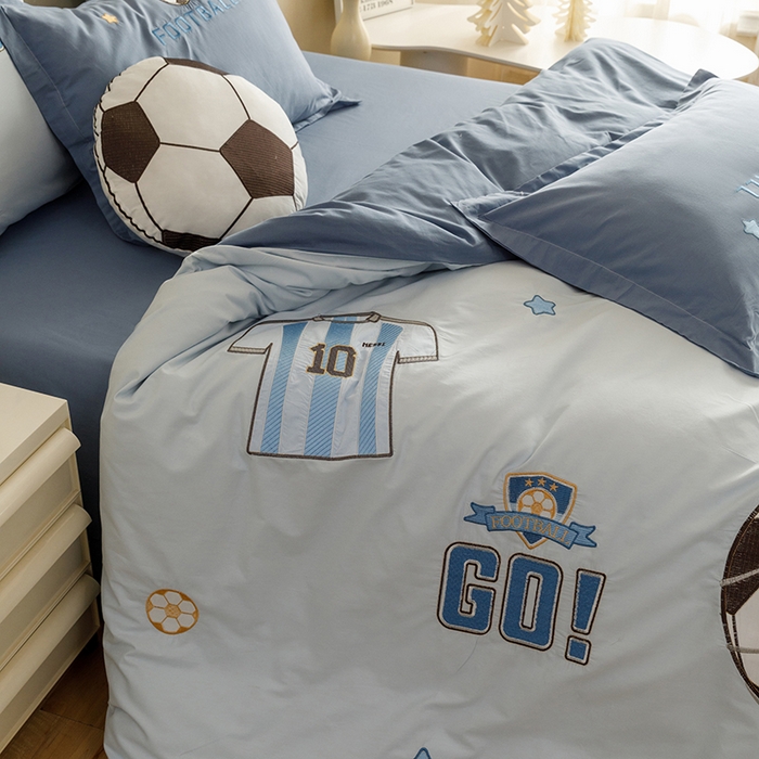 91家纺网 家纺一手货源 找家纺 绒梦里 2026新款A类全棉水洗棉卡通贴布绣套件三四件套 足球梦-英伦蓝