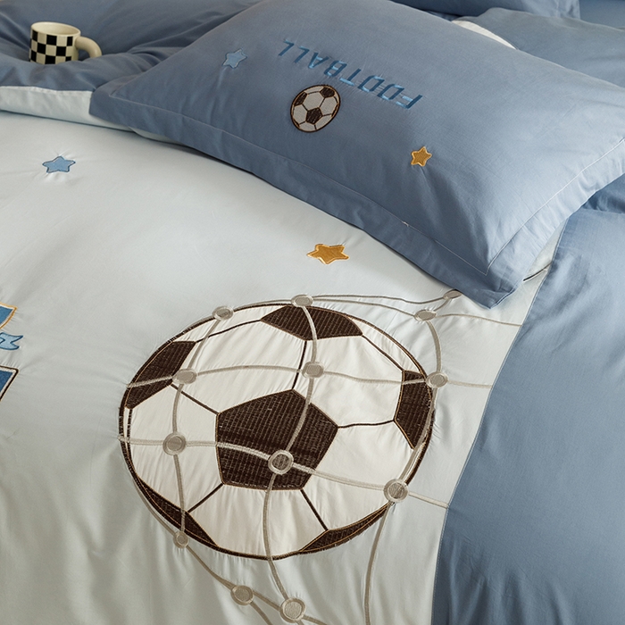 91家纺网 家纺一手货源 找家纺 绒梦里 2026新款A类全棉水洗棉卡通贴布绣套件三四件套 足球梦-英伦蓝