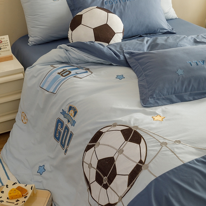 91家纺网 家纺一手货源 找家纺 绒梦里 2026新款A类全棉水洗棉卡通贴布绣套件三四件套 足球梦-英伦蓝