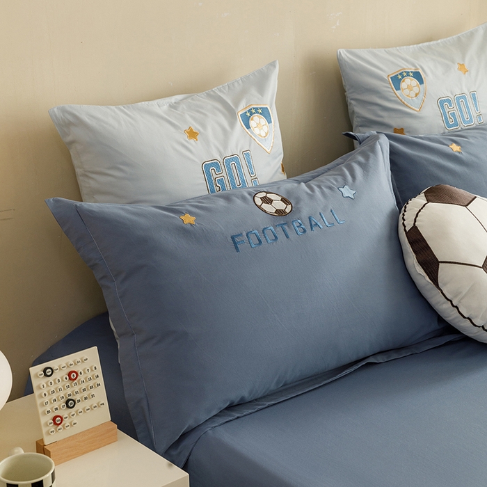 91家纺网 家纺一手货源 找家纺 绒梦里 2026新款A类全棉水洗棉卡通贴布绣套件三四件套 足球梦-英伦蓝