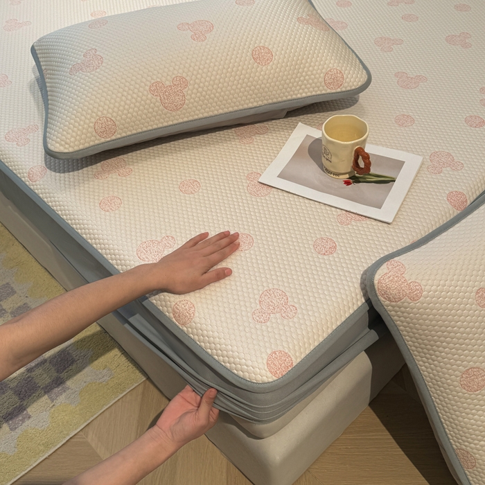 91家纺网 家纺一手货源 找家纺 凯罗 2026春夏凉豆豆小红书爆款A类乙纶PE凉豆豆床笠款可水洗床笠 圆点米奇-粉