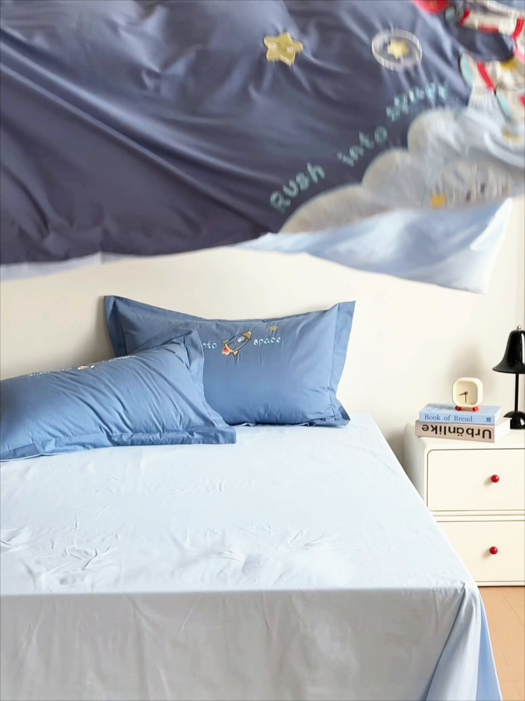 91家纺网 家纺一手货源 找家纺 绒梦里 2026新款A类全棉水洗棉卡通贴布绣套件三四件套 宇航梦