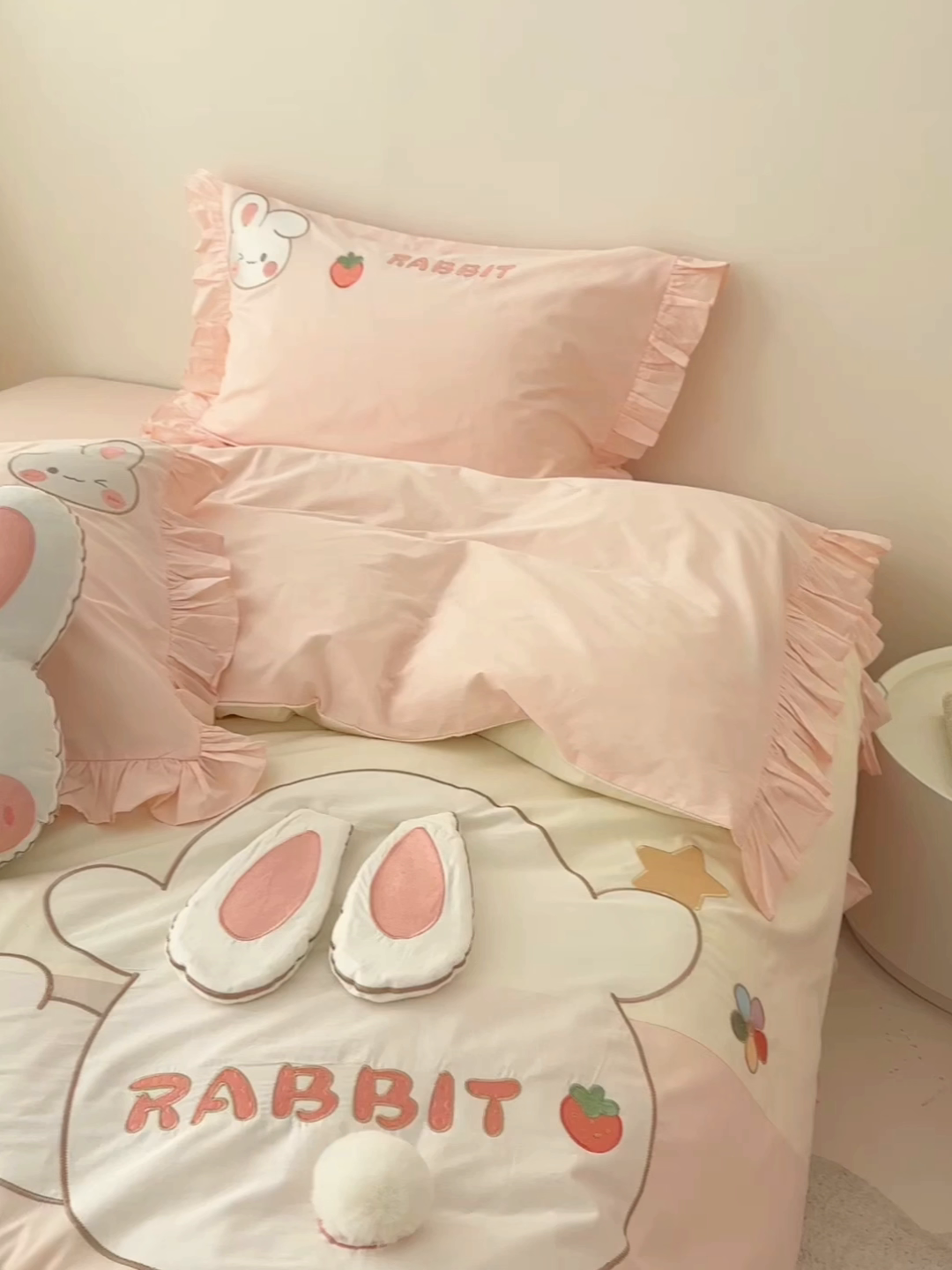 91家纺网 家纺一手货源 找家纺 绒梦里 2026新款A类全棉水洗棉卡通贴布绣套件三四件套 长耳兔
