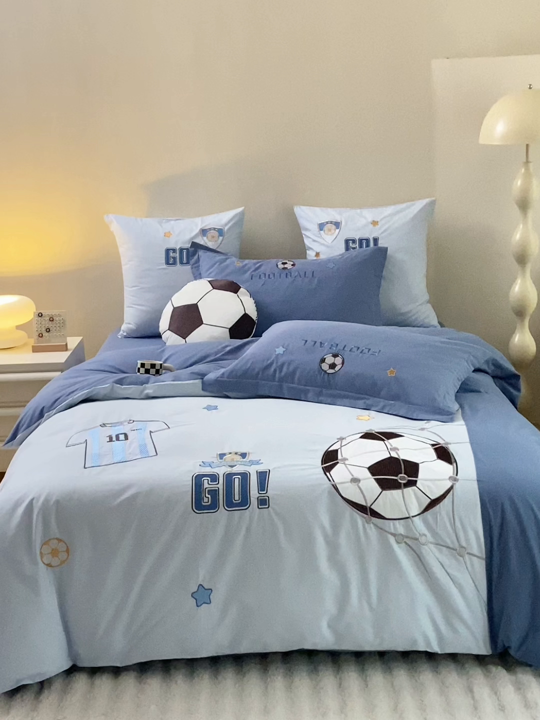 91家纺网 家纺一手货源 找家纺 绒梦里 2026新款A类全棉水洗棉卡通贴布绣套件三四件套 足球梦-英伦蓝