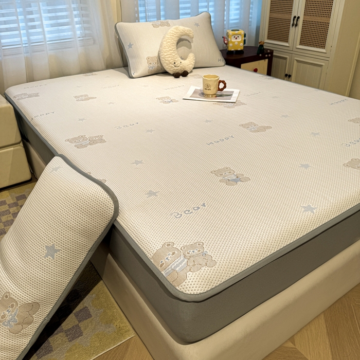 91家纺网 家纺一手货源 找家纺 凯罗 2026春夏凉豆豆小红书爆款A类乙纶PE凉豆豆床笠款可水洗床笠 布丁萌萌熊