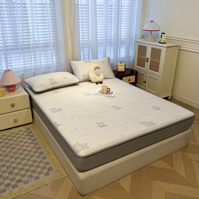 91家纺网 家纺一手货源 找家纺 凯罗 2026春夏凉豆豆小红书爆款A类乙纶PE凉豆豆床笠款可水洗床笠 布丁萌萌熊