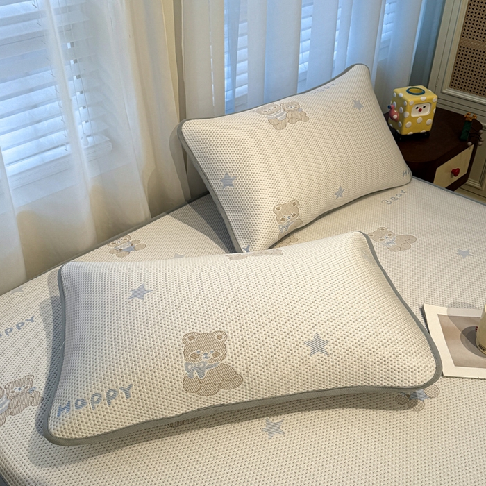 91家纺网 家纺一手货源 找家纺 凯罗 2026春夏凉豆豆小红书爆款A类乙纶PE凉豆豆床笠款可水洗床笠 布丁萌萌熊