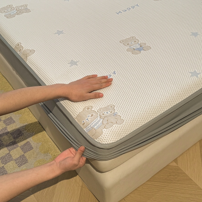 91家纺网 家纺一手货源 找家纺 凯罗 2026春夏凉豆豆小红书爆款A类乙纶PE凉豆豆床笠款可水洗床笠 布丁萌萌熊