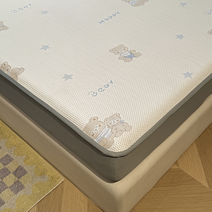 91家纺网 家纺一手货源 找家纺 凯罗 2026春夏凉豆豆小红书爆款A类乙纶PE凉豆豆床笠款可水洗床笠 布丁萌萌熊