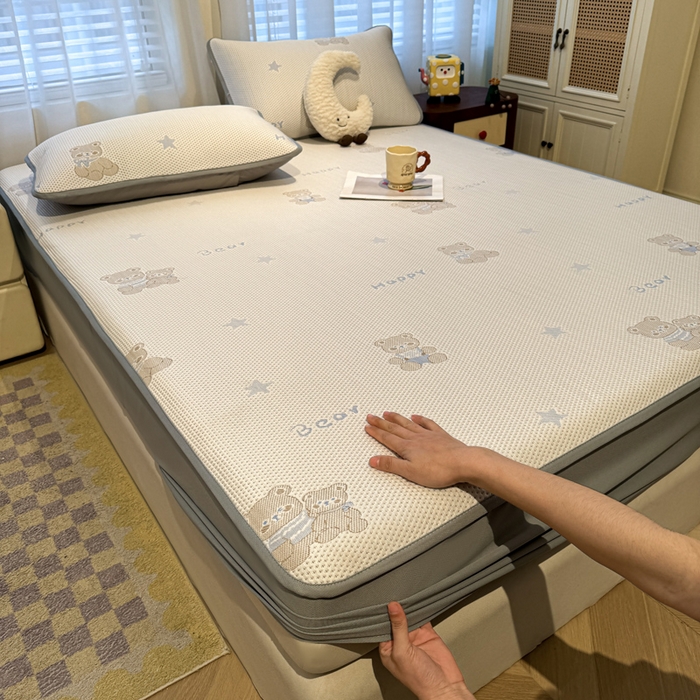 91家纺网 家纺一手货源 找家纺 凯罗 2026春夏凉豆豆小红书爆款A类乙纶PE凉豆豆床笠款可水洗床笠 布丁萌萌熊