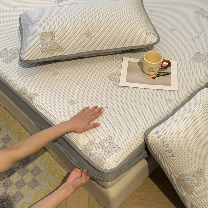 91家纺网 家纺一手货源 找家纺 凯罗 2026春夏凉豆豆小红书爆款A类乙纶PE凉豆豆床笠款可水洗床笠 布丁萌萌熊