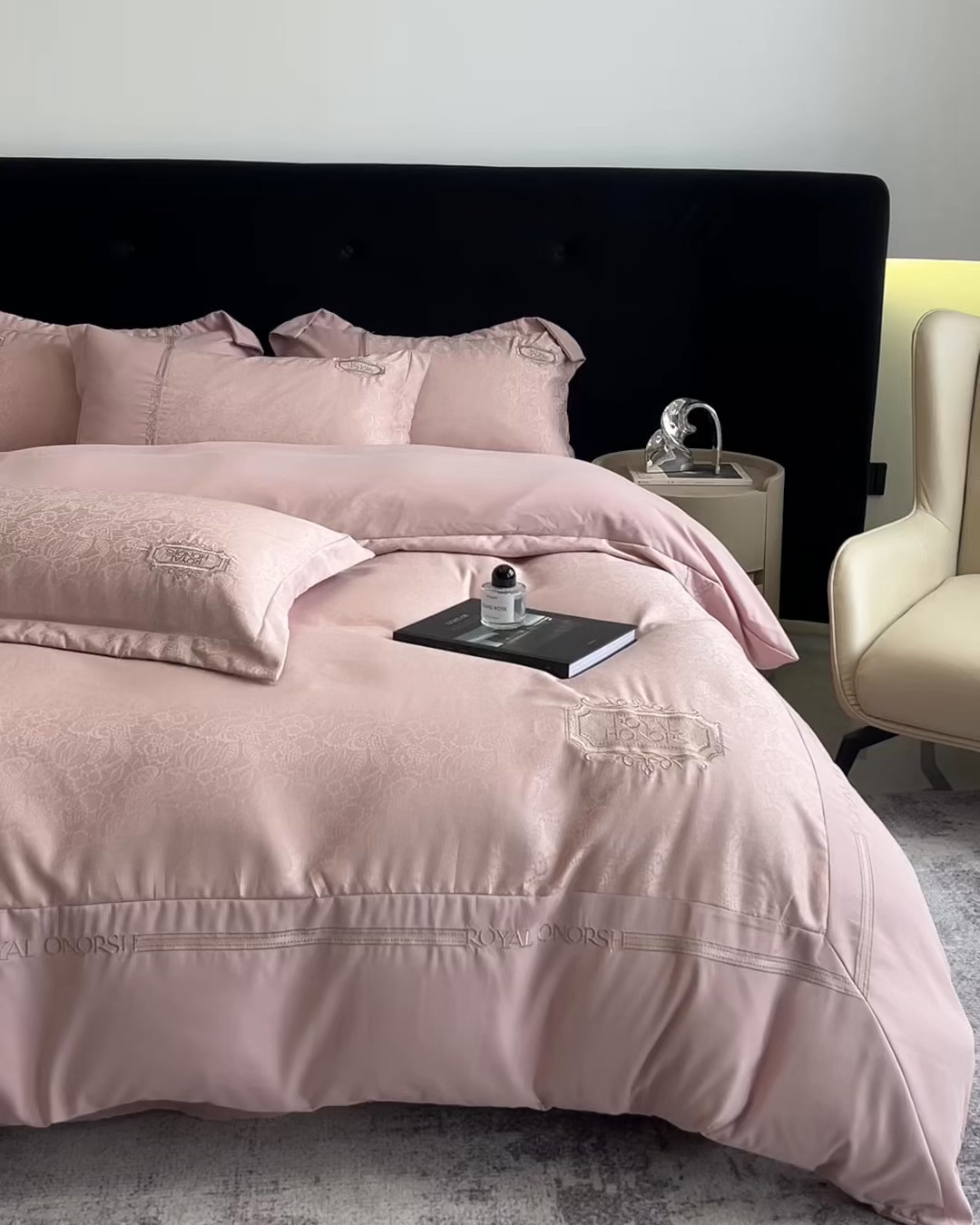 91家纺网 家纺一手货源 找家纺 （总）金牛座家纺 2026新款贡缎提花亲肤棉大拼角刺绣四件套-欧诺