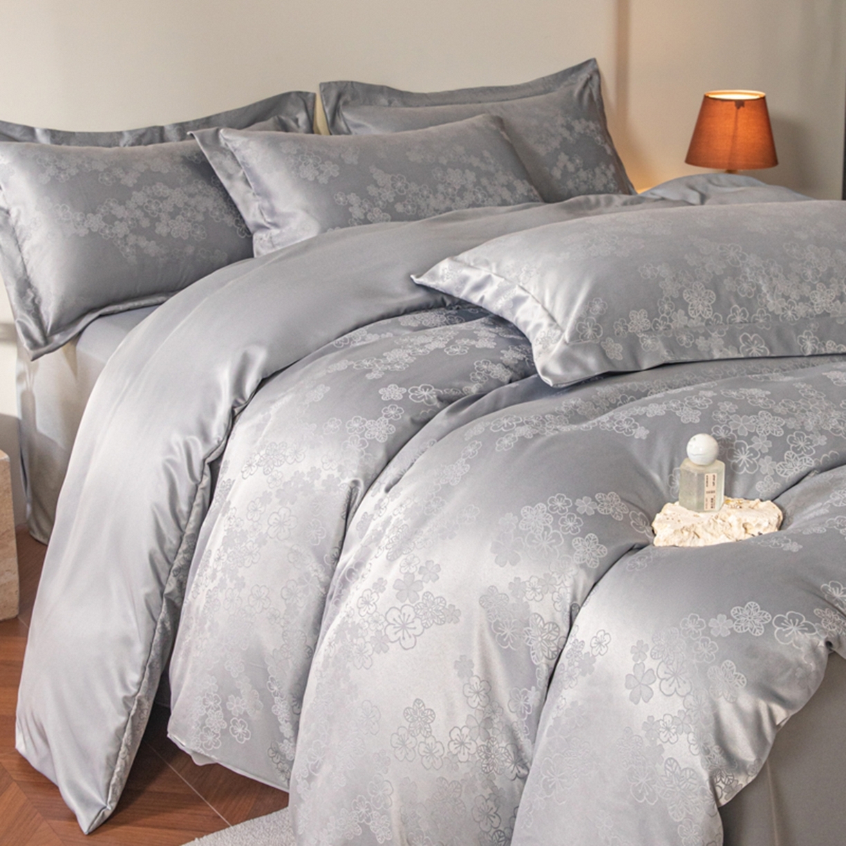 91家纺网 家纺一手货源 找家纺 金牛座家纺 2026新款高克重贡缎提花亲肤棉四件套系列 芬芳-灰