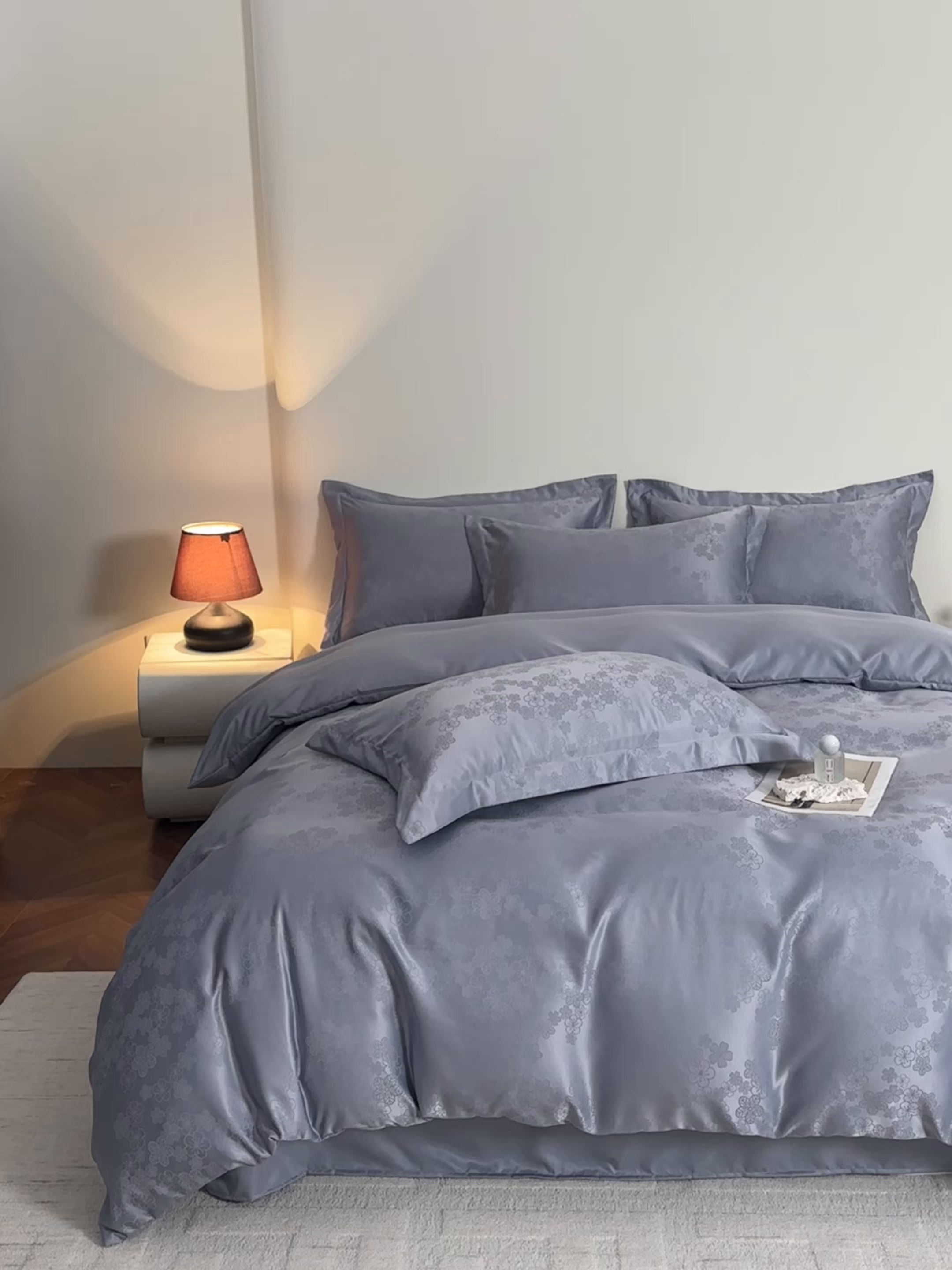 91家纺网 家纺一手货源 找家纺 金牛座家纺 2026新款高克重贡缎提花亲肤棉四件套系列 芬芳-灰