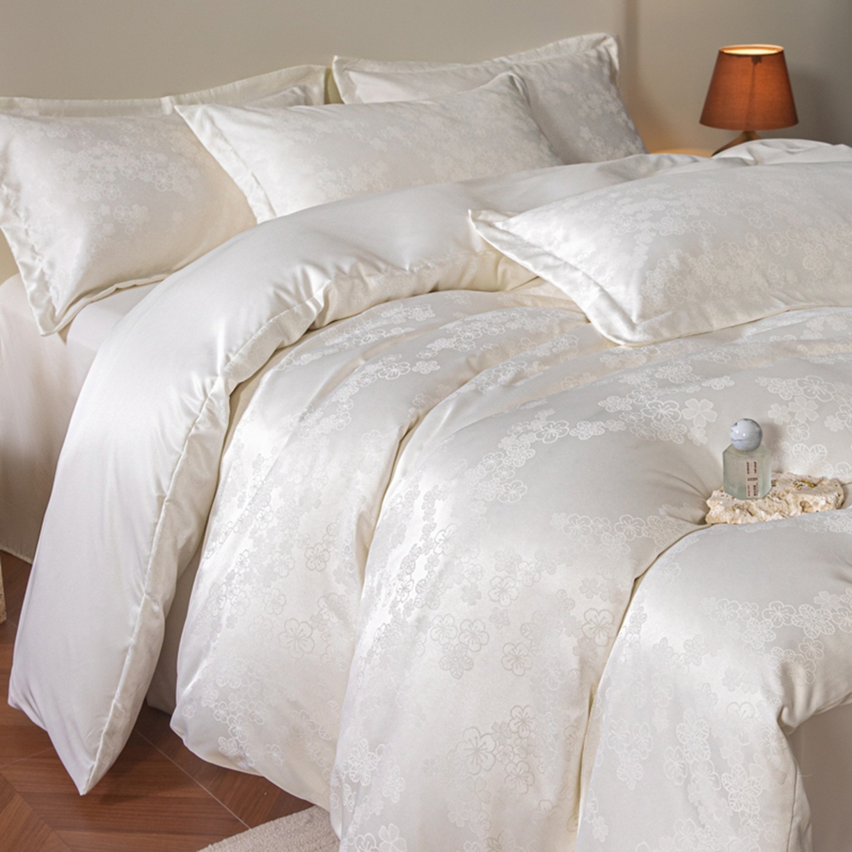 91家纺网 家纺一手货源 找家纺 金牛座家纺 2026新款高克重贡缎提花亲肤棉四件套系列 芬芳-奶白