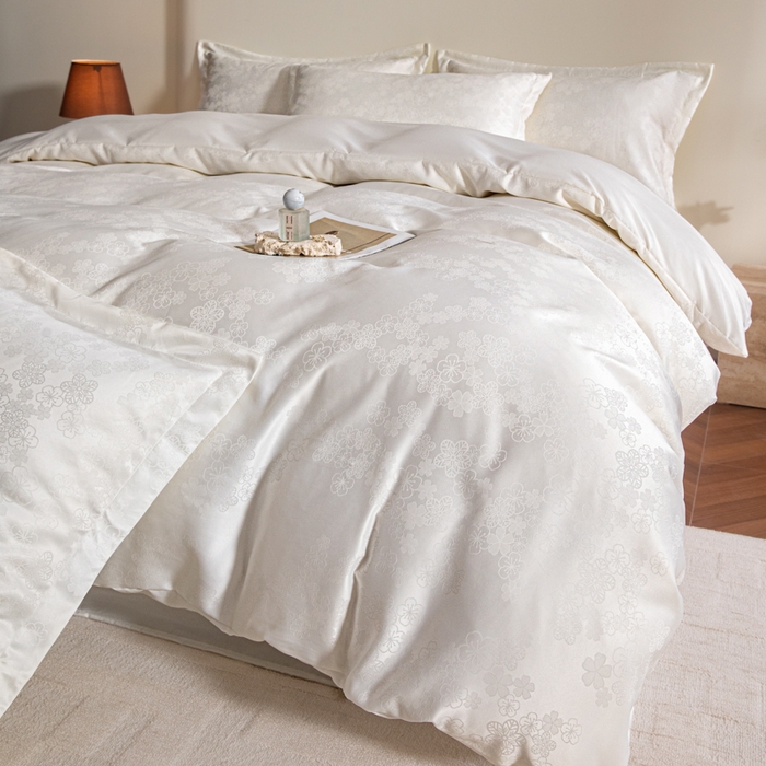 91家纺网 家纺一手货源 找家纺 金牛座家纺 2026新款高克重贡缎提花亲肤棉四件套系列 芬芳-奶白