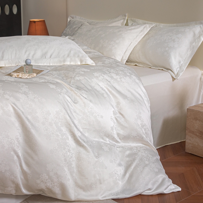 91家纺网 家纺一手货源 找家纺 金牛座家纺 2026新款高克重贡缎提花亲肤棉四件套系列 芬芳-奶白