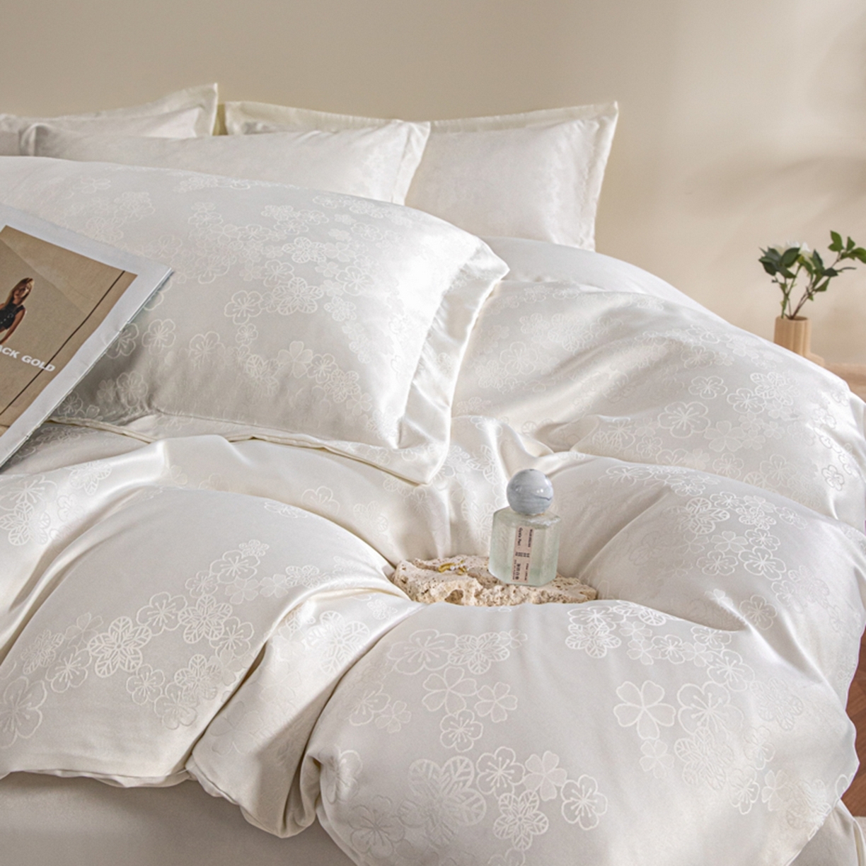 91家纺网 家纺一手货源 找家纺 金牛座家纺 2026新款高克重贡缎提花亲肤棉四件套系列 芬芳-奶白