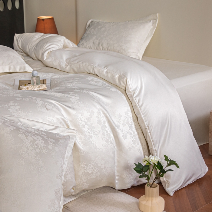 91家纺网 家纺一手货源 找家纺 金牛座家纺 2026新款高克重贡缎提花亲肤棉四件套系列 芬芳-奶白