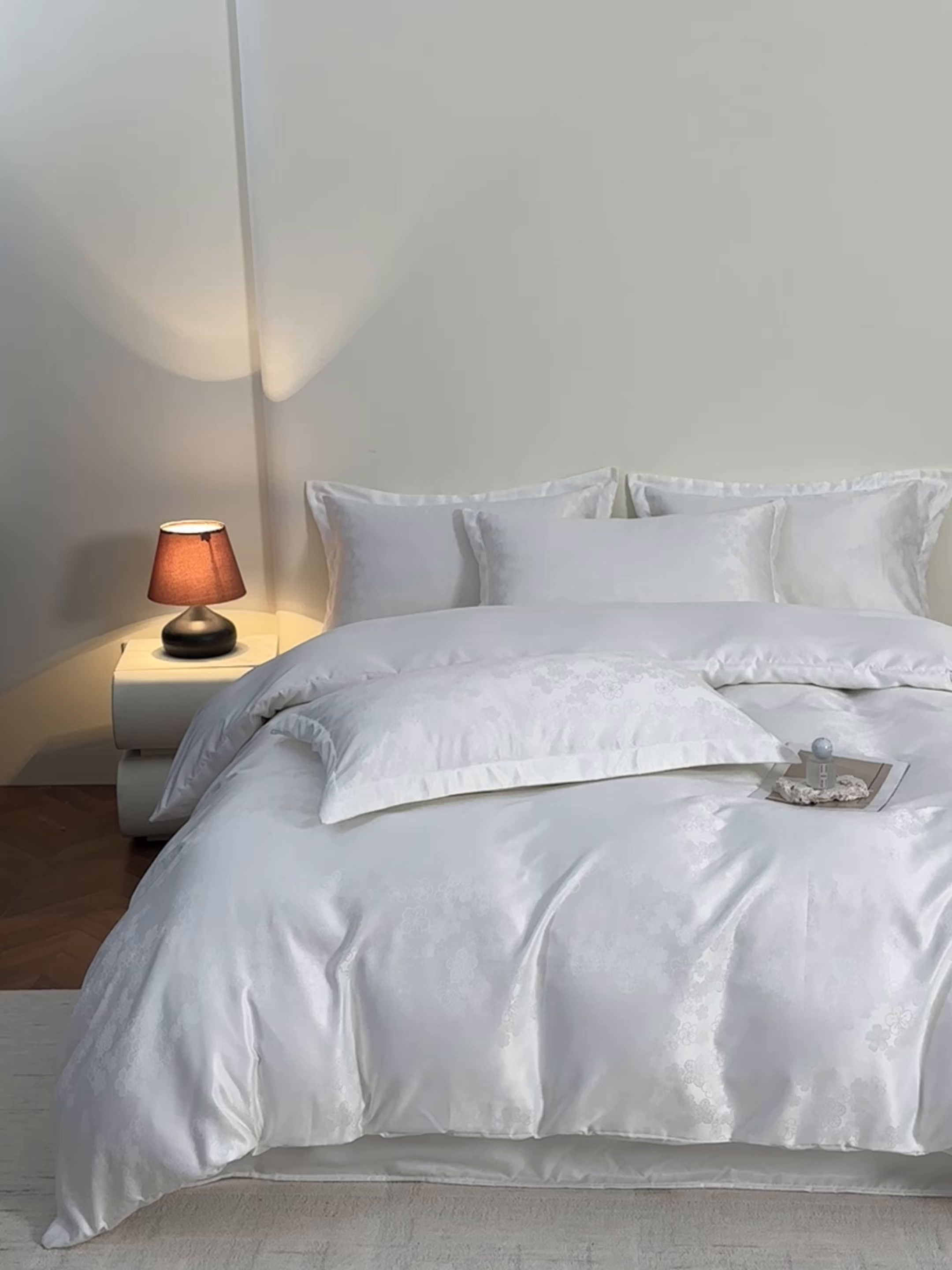 91家纺网 家纺一手货源 找家纺 金牛座家纺 2026新款高克重贡缎提花亲肤棉四件套系列 芬芳-奶白