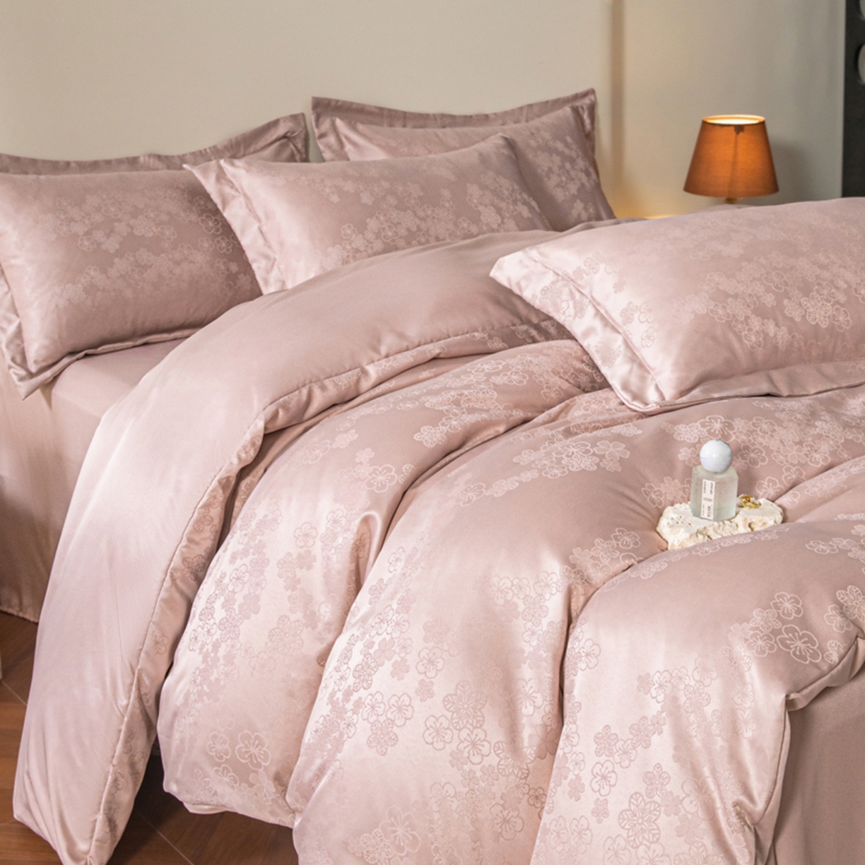 91家纺网 家纺一手货源 找家纺 金牛座家纺 2026新款高克重贡缎提花亲肤棉四件套系列 芬芳-浅豆沙