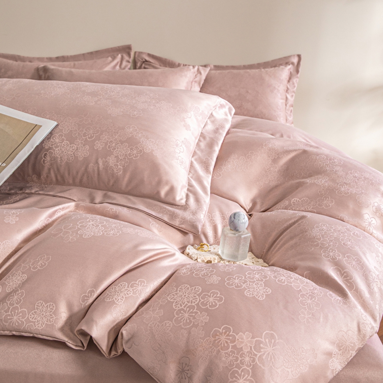 91家纺网 家纺一手货源 找家纺 金牛座家纺 2026新款高克重贡缎提花亲肤棉四件套系列 芬芳-浅豆沙