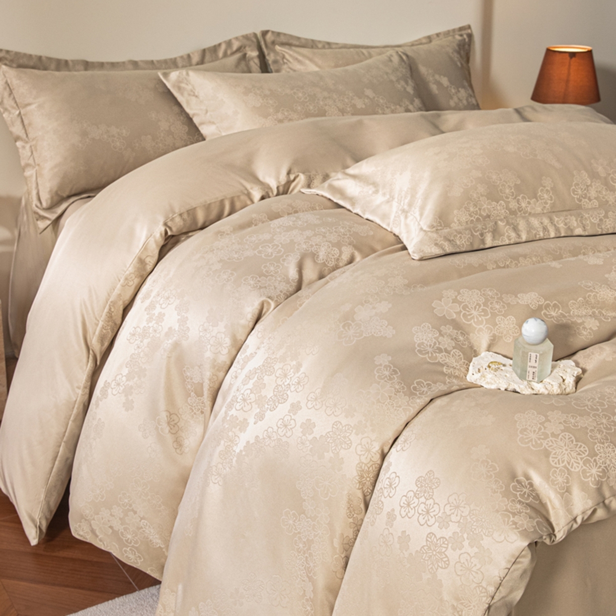 91家纺网 家纺一手货源 找家纺 金牛座家纺 2026新款高克重贡缎提花亲肤棉四件套系列 芬芳-香槟