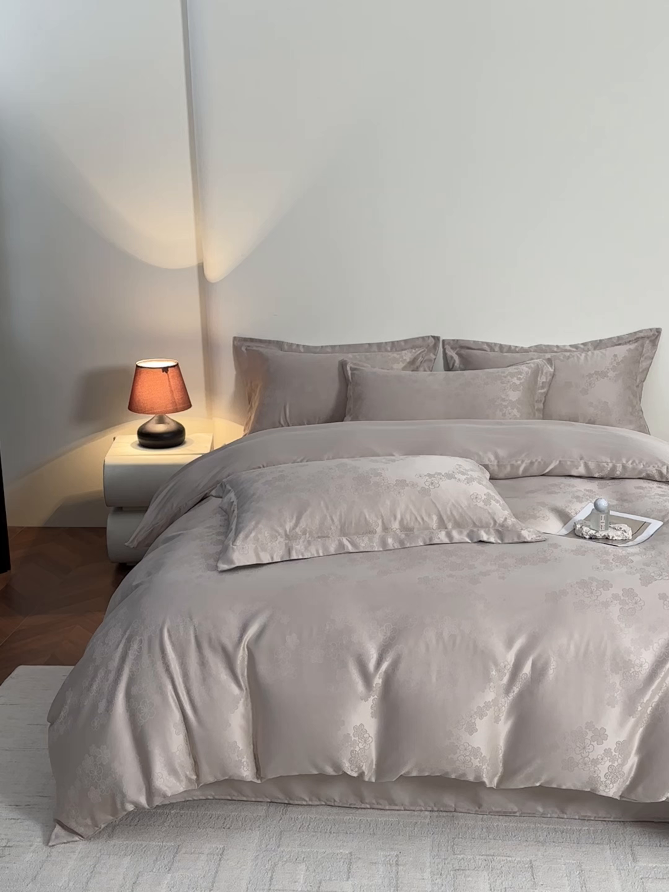 91家纺网 家纺一手货源 找家纺 金牛座家纺 2026新款高克重贡缎提花亲肤棉四件套系列 芬芳-香槟