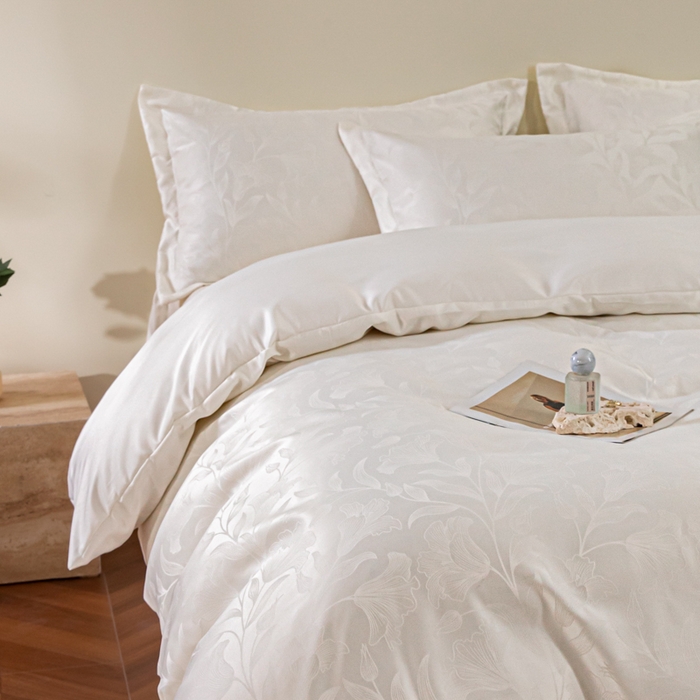 91家纺网 家纺一手货源 找家纺 金牛座家纺 2026新款高克重贡缎提花亲肤棉四件套系列 情愫-奶白