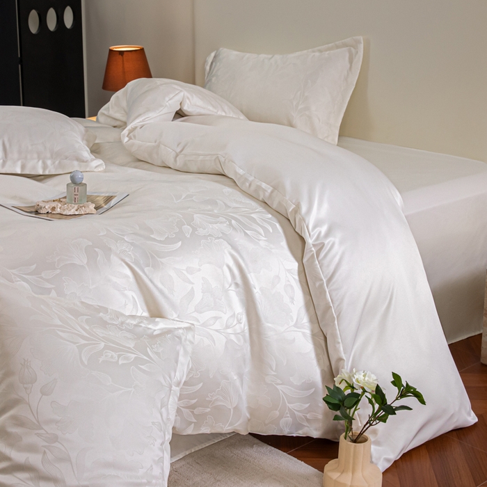 91家纺网 家纺一手货源 找家纺 金牛座家纺 2026新款高克重贡缎提花亲肤棉四件套系列 情愫-奶白