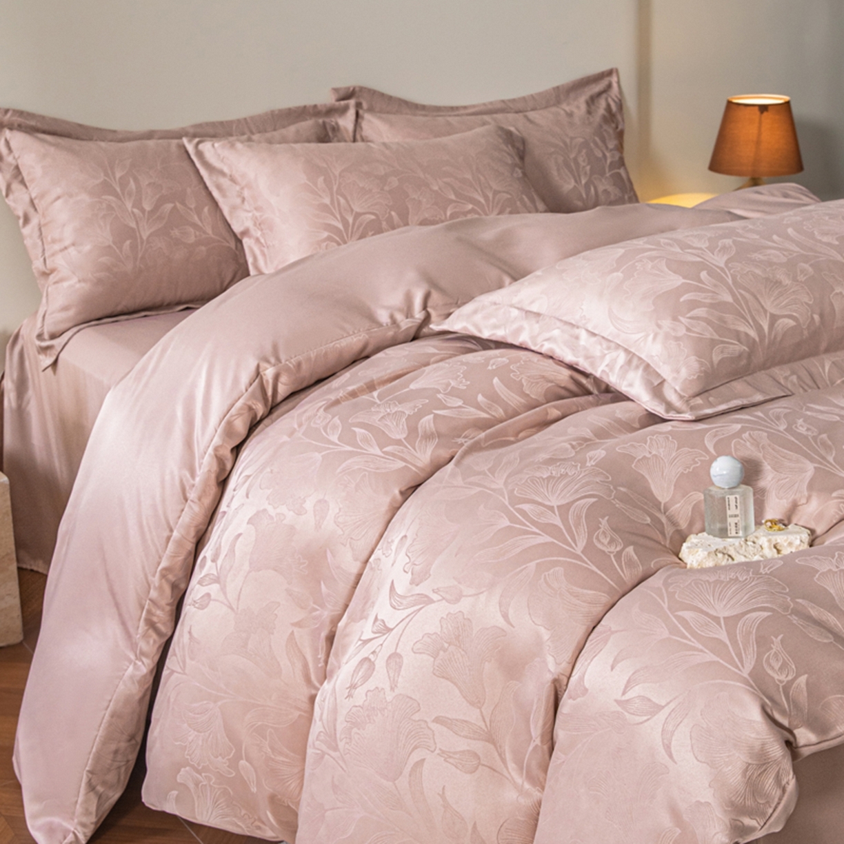 91家纺网 家纺一手货源 找家纺 金牛座家纺 2026新款高克重贡缎提花亲肤棉四件套系列 情愫-浅豆沙