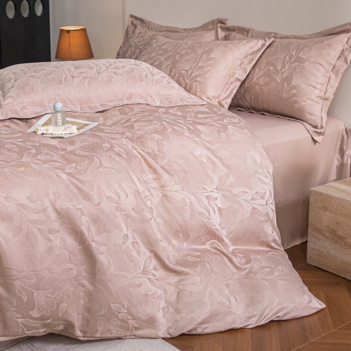 91家纺网 家纺一手货源 找家纺 金牛座家纺 2026新款高克重贡缎提花亲肤棉四件套系列 情愫-浅豆沙