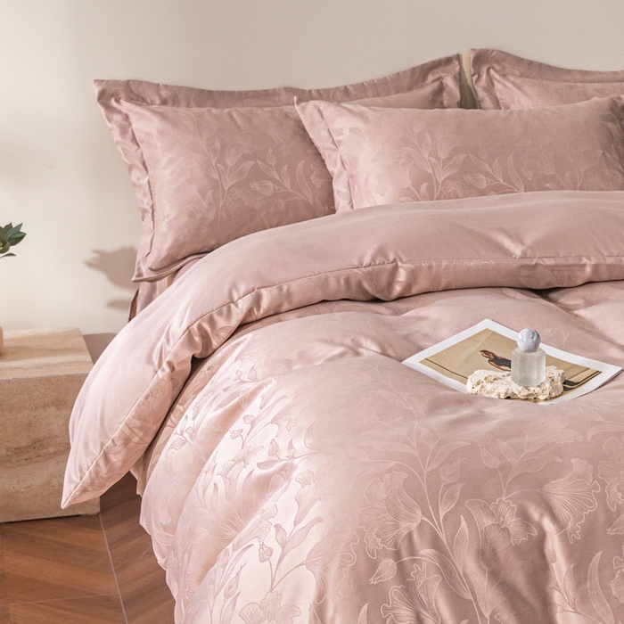 91家纺网 家纺一手货源 找家纺 金牛座家纺 2026新款高克重贡缎提花亲肤棉四件套系列 情愫-浅豆沙